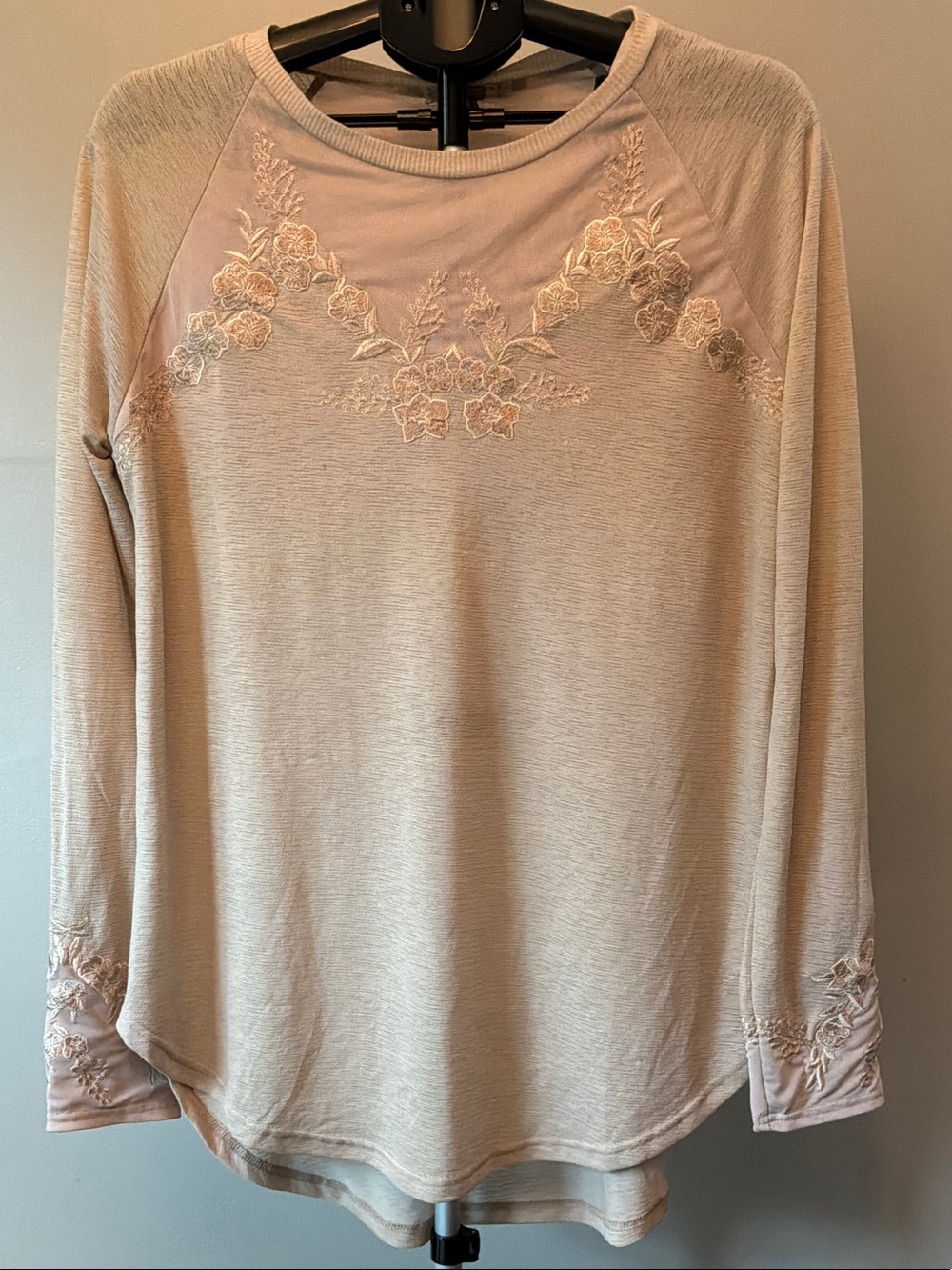 gimmicks by BKE Cream Embroidered Long-Sleeve Top